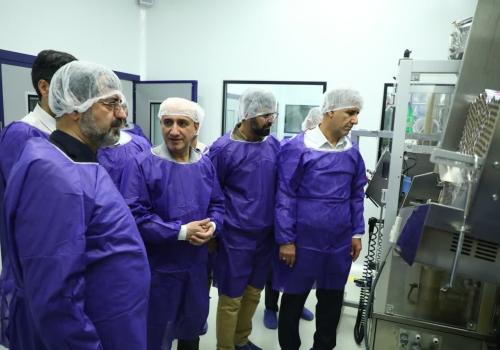 بازدید از واحد تولیدی توسن دارو در راستای طرح صنعت‌یار و رفع موانع تولید واحدهای تولیدی
