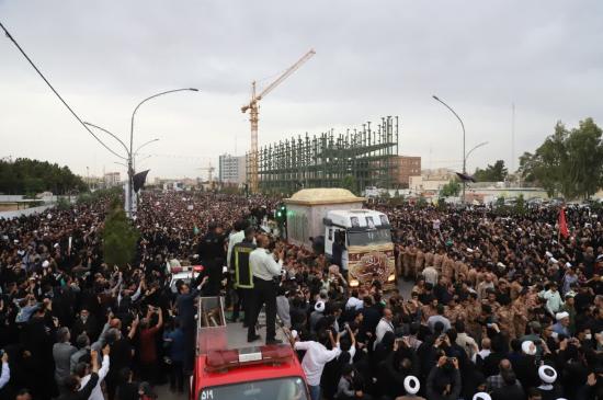 سنگ تمام مردم غیور شهر مقدس قم در بدرقه و تشییع پیکر مطهر شهدای راه خدمت